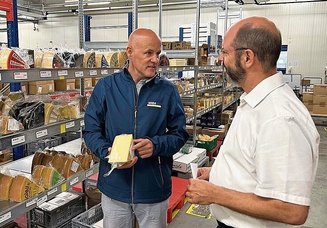Mehr als Käse: Claudio von Felten (l.), Chief Customer Officer, und Gary Baumann, Account Manager, wissen 
um den Wert ihrer Milchprodukte. Foto: Caspar Reimer