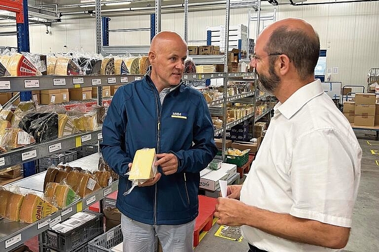 Mehr als Käse: Claudio von Felten (l.), Chief Customer Officer, und Gary Baumann, Account Manager, wissen 
um den Wert ihrer Milchprodukte. Foto: Caspar Reimer