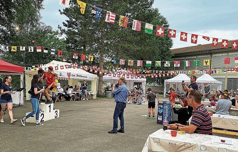 Aufs Podest: An der 1. Augustfeier wurden die Schnellsten des Laufwettbewerbs geehrt. Foto: Bea Asper