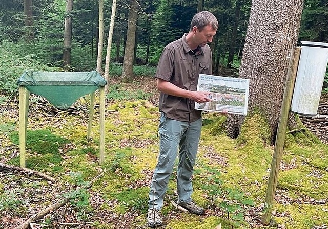 Über die hohen Stickstoffemissionen orientierte Sven Hopf: Links von ihm steht ein Laubsammler, rechts eine Kronentraufe. Beide geben Aufschluss über die Schadstoffe im Wasser und Laub. Foto: Thomas Immoos