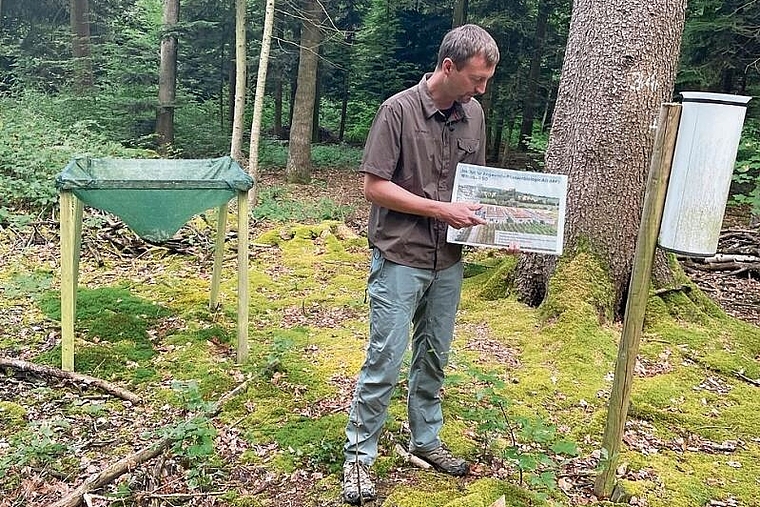 Über die hohen Stickstoffemissionen orientierte Sven Hopf: Links von ihm steht ein Laubsammler, rechts eine Kronentraufe. Beide geben Aufschluss über die Schadstoffe im Wasser und Laub. Foto: Thomas Immoos