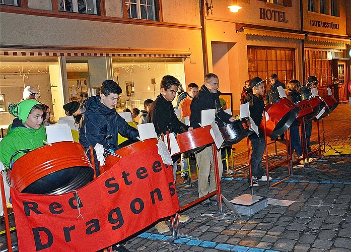 «Un poquito»: Die Red Steel Dragons mit Lehrer Bernard Räz spielten nicht nur ein bisschen. «Un poquito»: Die Red Steel Dragons mit Lehrer Bernard Räz spielten nicht nur ein bisschen.