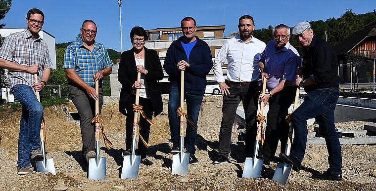 <em>Spatenstich: </em>(v.l.) Reto Saner (Baukommission); Heinz Zehnhäusern (Geschäftsführer AZB); Wally Allemann (Präsidentin Zweckverband AZB); Michael Thommen (Baukommission); Dölf Leutwyler (Baukommission und Bauherrenvertreter); Paul Henz (P