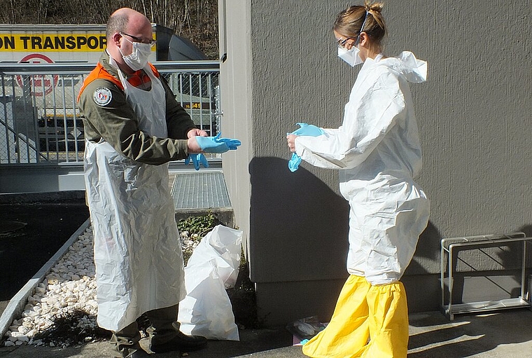 <em>Eingekleidet: </em>Der sogenannte «Saubermann» des Zivilschutzes (links) und die Ärztin machen sich «startklar» Foto: Willi Wenger