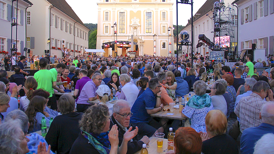 Bis auf den letzten Platz besetzt: Der Domplatz war die perfekte TV-Kulisse.
