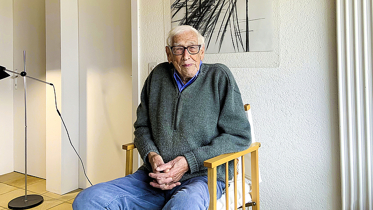 Interessiert und kreativ: René Salathé beschäftigt sich auch im hohen Alter noch intensiv mit der Geschichte der Region. Foto: Caspar Reimer