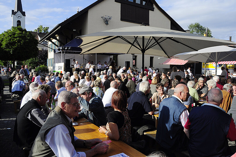 Happening: Am Wochenende wird der Reinacher Ortskern – hier der Ernst Feigenwinter Platz – mit viel Musik und noch mehr Publikum belebt. Foto: ZVG