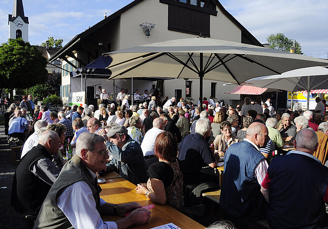 Happening: Am Wochenende wird der Reinacher Ortskern – hier der Ernst Feigenwinter Platz – mit viel Musik und noch mehr Publikum belebt.  Foto: ZVG