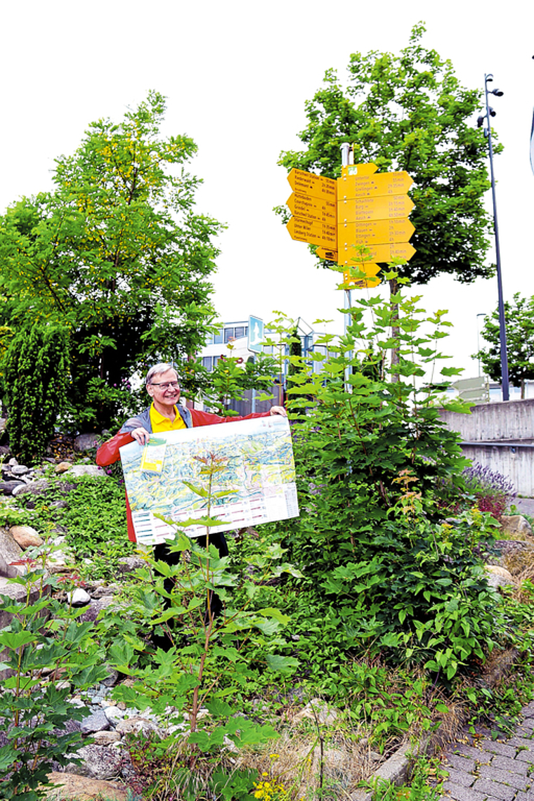 Neue Wanderkarten: Othmar Cueni, Präsident von Wanderwege beider Basel, präsentiert die beiden Karten. Foto: Gaby Walther