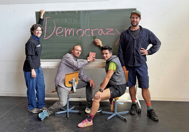 Drücken wieder die Schulbank: das Theaterkollektiv Landholz Productions.Foto: Caspar Reimer