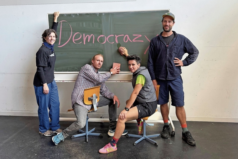 Drücken wieder die Schulbank: das Theaterkollektiv Landholz Productions.Foto: Caspar Reimer