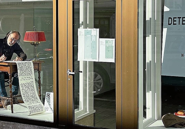Ein ungewöhnliches Szenario: Die «Detektei Laufental» macht mit einem Schreibtisch im Schaufenster auf sich aufmerksam. Der «Detektiv» Mark Riklin hat seine Arbeit bereits aufgenommen. Foto: zvg