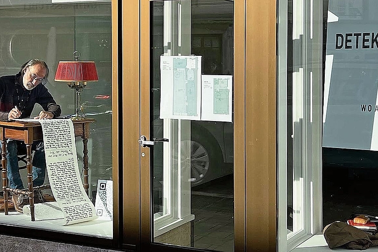 Ein ungewöhnliches Szenario: Die «Detektei Laufental» macht mit einem Schreibtisch im Schaufenster auf sich aufmerksam. Der «Detektiv» Mark Riklin hat seine Arbeit bereits aufgenommen. Foto: zvg