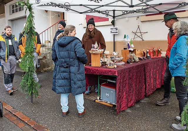 Besucherinteresse: Am Stand von Saskia Aebi-Stöcklin (3.v.r.), Mitorganisatorin Adventsspaziergang. Foto: Martin Staub