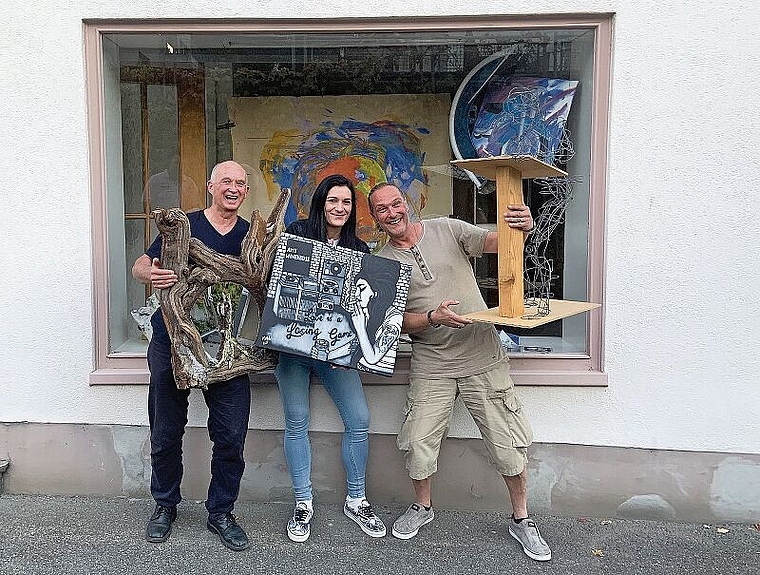 In der Kunst vereint (v.l.): Erich Bischof, Manuela Hofer und Bruno Kaufmann meistern in Reinach ihre erste gemeinsame Ausstellung. Foto: Caspar Reimer