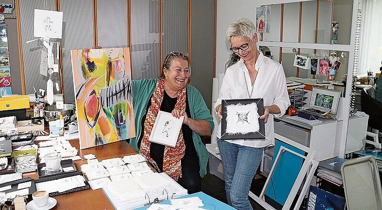 Machen Werbung für die Ausstellung: Mäggi Cueni in ihrem Atelier in Röschenz (r.) und Gaby Aellen. Foto: Gaby Walther