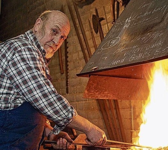 Beim Schmieden: Albert Brodmann in seiner Werkstatt in Flüh.