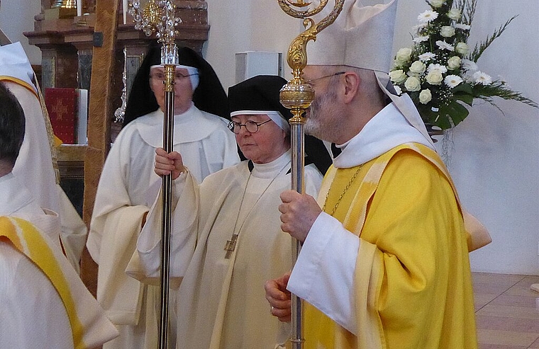 Auszug: Am Ende der Weihe rüstet sich Äbtissin Ruth und Mitschwestern zum feierlichen Auszug aus der Kirche. Foto: Thomas Immoos