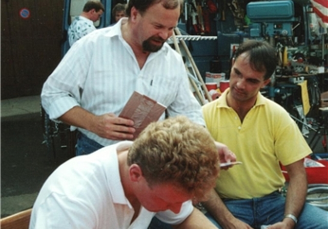 Autogrammstunde: 1989 gab sich Schwingerkönig Adrian Käser die Ehre (vorne) und verteilte Autogramme. Marktkommissionspräsident Alex Häner (r.) und Marktchef Walter Stebler nutzten die Gelegenheit. Foto: zvg