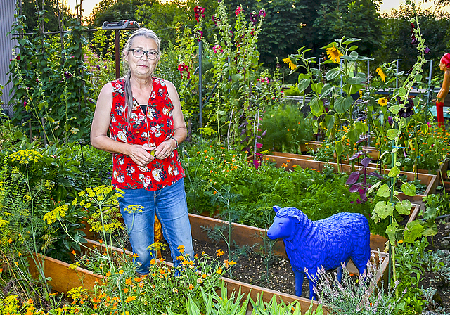 Im Bienenparadies: Manuela Plattner, Präsidentin des Bienenzüchtervereins Arlesheim.  Foto: Bea Asper