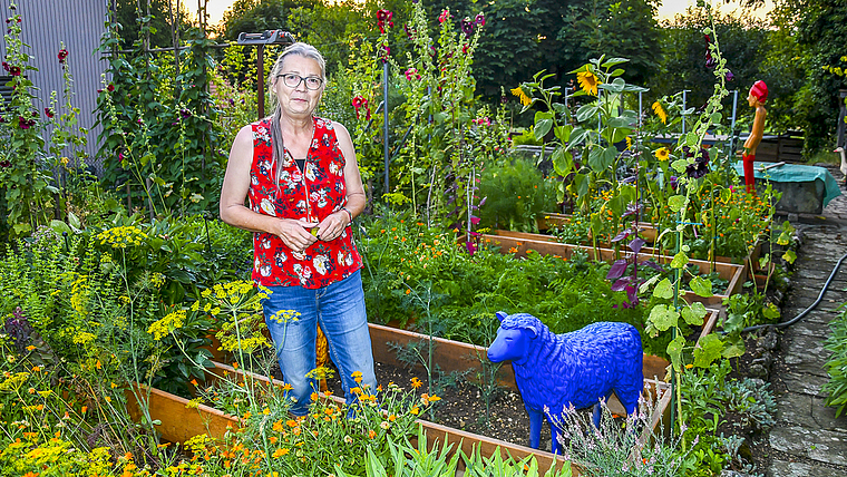 Im Bienenparadies: Manuela Plattner, Präsidentin des Bienenzüchtervereins Arlesheim. Foto: Bea Asper