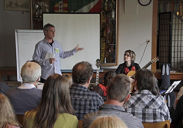 Saitenwege: Piero Onori, Roggenburger und Mitorganisator, kündigt seine Musiklehrerkollegin Olivia Borer-Steiner als Interpretin an.