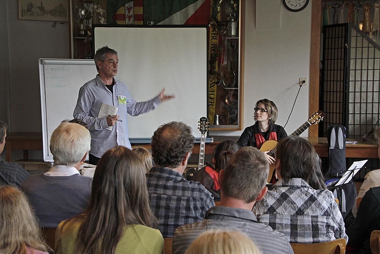 Saitenwege: Piero Onori, Roggenburger und Mitorganisator, kündigt seine Musiklehrerkollegin Olivia Borer-Steiner als Interpretin an.