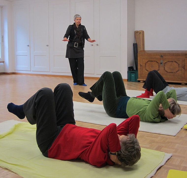 Bewegung und Konzentration mit Feldenkrais: Annelise Kohler erteilt Gruppenkurse.