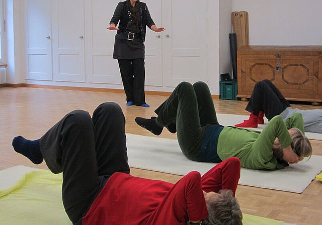 Bewegung und Konzentration mit Feldenkrais: Annelise Kohler erteilt Gruppenkurse.