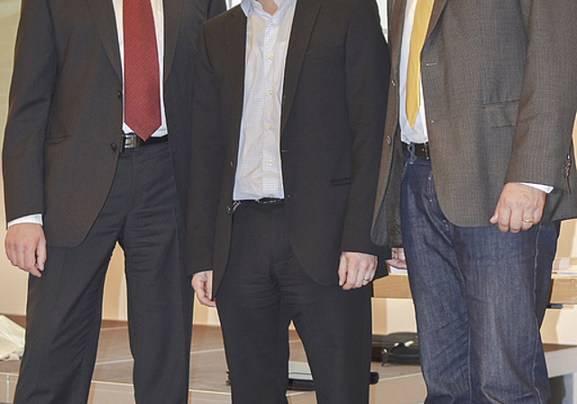 «Wie wohnen wir in 10, 20 Jahren?» Thierry Bloch, Präsident HEV Reinach; Gastreferent Rolf Kistler von der Hochschule Luzern; Jonas Hänggi, Kassier HEV Reinach (v. l.)  Foto: Bea Asper