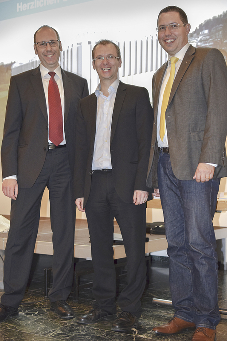 «Wie wohnen wir in 10, 20 Jahren?» Thierry Bloch, Präsident HEV Reinach; Gastreferent Rolf Kistler von der Hochschule Luzern; Jonas Hänggi, Kassier HEV Reinach (v. l.) Foto: Bea Asper