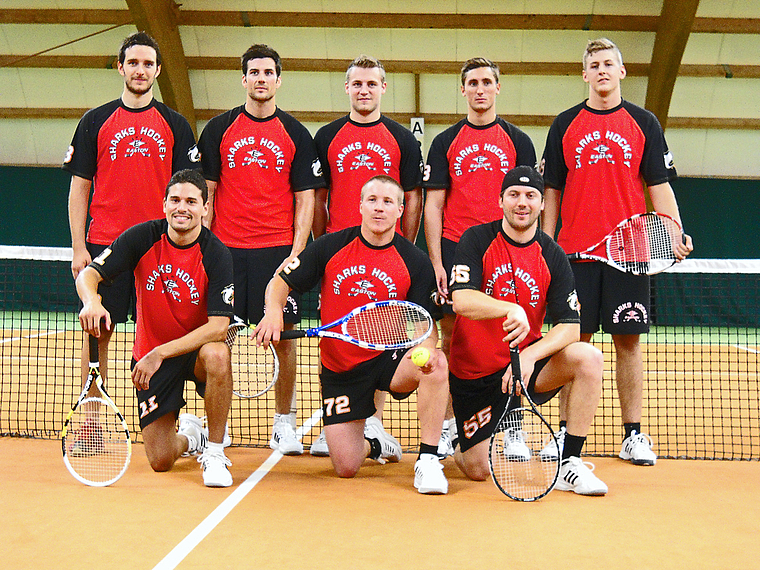 Saisonvorbereitung: Die Neuzuzüge der EHC Basel Sharks für einmal mit Tennis-Rackets. Foto: Martin Merk