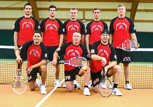 Saisonvorbereitung: Die Neuzuzüge der EHC Basel Sharks für einmal mit Tennis-Rackets.  Foto: Martin Merk