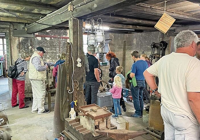 Viele Interessierte: Aufmerksam lauschen die Besucherinnen und Besucher den Ausführungen des Zimmermanns Moritz Schiess. Foto: Thomas Immoos
