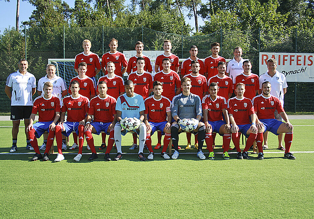 FC Reinach 1921: Die 1. Mannschaft des FC Reinach mit Trainer Boris Zimmermann (2. Reihe, 2. v. l.) und Sportchef Peter Oppliger (2. Reihe, ganz rechts) steht vor einer herausfordernden Saison 2013/14.  Foto: ZVG