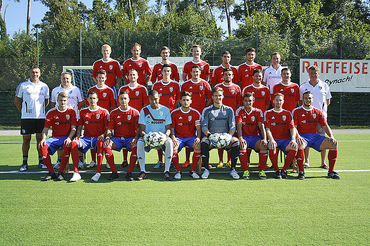 FC Reinach 1921: Die 1. Mannschaft des FC Reinach mit Trainer Boris Zimmermann (2. Reihe, 2. v. l.) und Sportchef Peter Oppliger (2. Reihe, ganz rechts) steht vor einer herausfordernden Saison 2013/14. Foto: ZVG