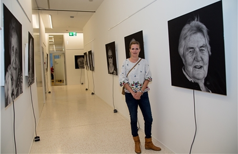 Die lachenden Fotografien und die Künstlerin: Stephanie Meier im Seniorenzentrum Rosengarten. Foto: Martin Staub