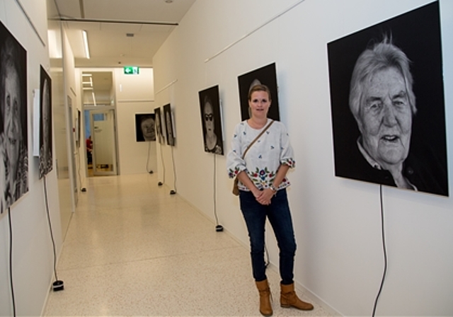 Die lachenden Fotografien und die Künstlerin: Stephanie Meier im Seniorenzentrum Rosengarten. Foto: Martin Staub