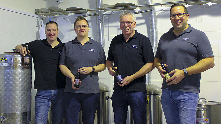 Vier Hobbybrauer im Kägen: Tom Hauenstein, Moritz Bützer, Peter Zimmermann und Ramon Saladin (v. l.) haben mit ihrem «Gruebe Bräu» noch einiges vor. Foto: Caspar Reimer