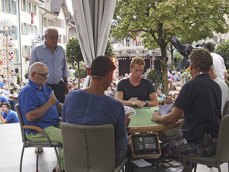 Der Jüngste war der Beste: Der Arlesheimer Simon Schaller (Bildmitte) erzielte in Uznach unter allen Jassern das beste Resultat. Hier eine Aufnahme noch während des Probelaufs vor der Live-Sendung. Fotos: Tobias Gfeller