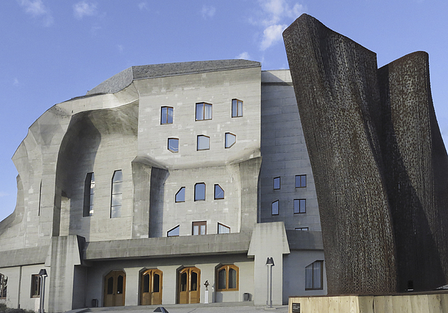 «Schwere-Leichte Gleichgewicht»: Eisenplastik von Christian Hitsch vor der Südfassade des Goetheanums. Foto: Edmondo Savoldelli