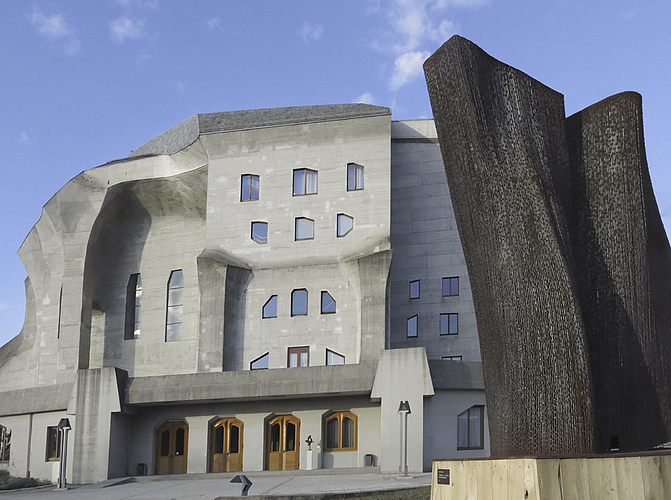 «Schwere-Leichte Gleichgewicht»: Eisenplastik von Christian Hitsch vor der Südfassade des Goetheanums. Foto: Edmondo Savoldelli
