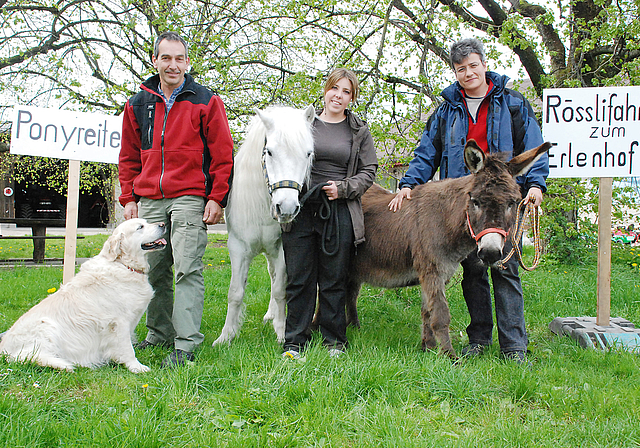 Tiere sind die grosse Attraktion auf dem Neuhof: Christian Schürch und zwei an der Aktion «Ab ufs Land» beteiligte Frauen. Foto: Thomas Brunnschweiler