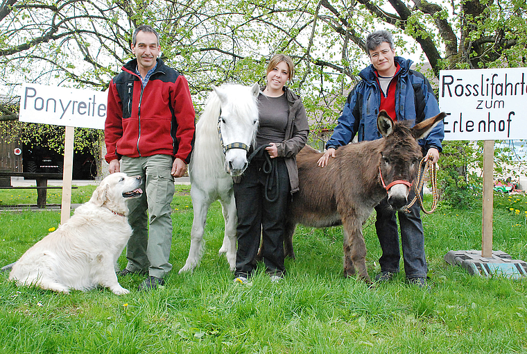 Tiere sind die grosse Attraktion auf dem Neuhof: Christian Schürch und zwei an der Aktion «Ab ufs Land» beteiligte Frauen. Foto: Thomas Brunnschweiler