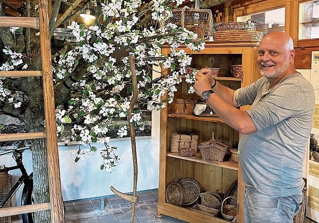 Stolz auf das Geleistete: Mauro Visentin inspiziert die künstlichen Blüten des Baumes in der Remise. Foto: Caspar Reimer