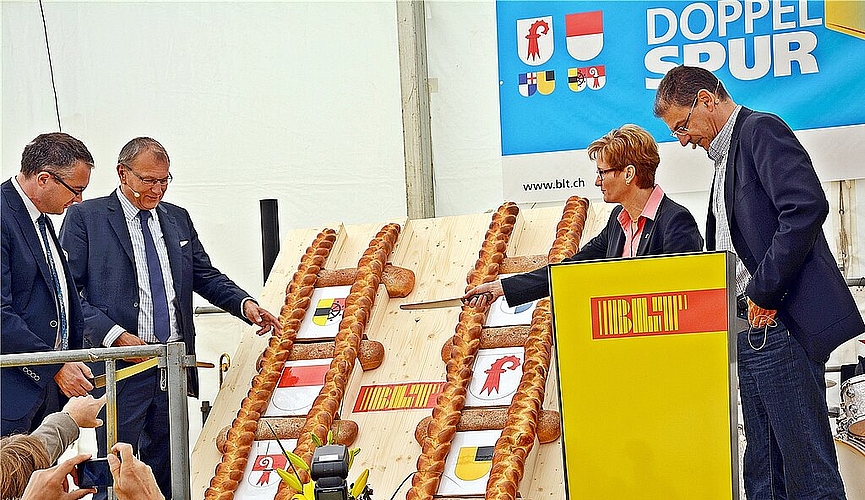 Festakt mit Messer: (v. l.) RR Remo Ankli, VR-Präsident André Dosé, RR Sabine Pegoraro und BLT-Direktor Andreas Büttiker vor dem festlichen Schnitt. 