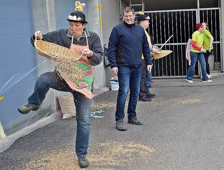 Laufduell: Wer kommt zuerst an die Eier? Fotos: Roland Bürki