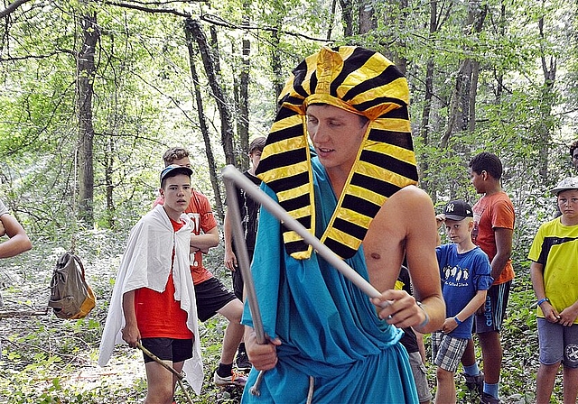 Ein Hauch alttestamentliches Ägypten: Oben auf dem Plateau des Brislacher Pfaffenbergs thront der «Campus XVII» des CVJM/CVJF-Regionalverbands Basel. Foto: Roland Bürki