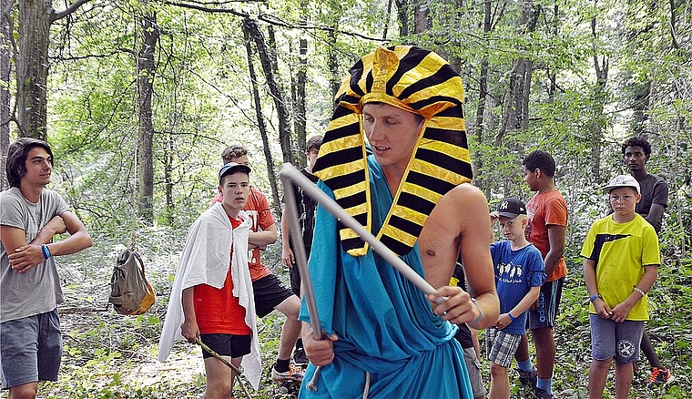 Ein Hauch alttestamentliches Ägypten: Oben auf dem Plateau des Brislacher Pfaffenbergs thront der «Campus XVII» des CVJM/CVJF-Regionalverbands Basel. Foto: Roland Bürki