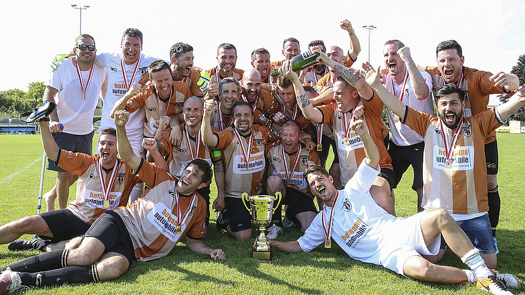 Siegestaumel: Die erfolgreichen Dornacher mit den ehemaligen FCB-Stars Benjamin Huggel (vorne links),